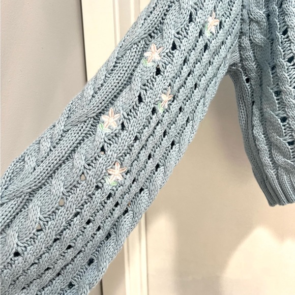 T8- Cozy Cable-knit Cardigan with pink flowers embroidered on sleeves-EUC Sz XL - Picture 3 of 4